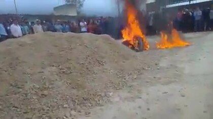 Los privaron de la vida quemándolos: los golpearon, los ataron de manos y pees, y después los rociaron con gasolina y les prendieron fuego en el interior de una escuela (Foto: Captura de pantalla/Reporte Nacional MX)