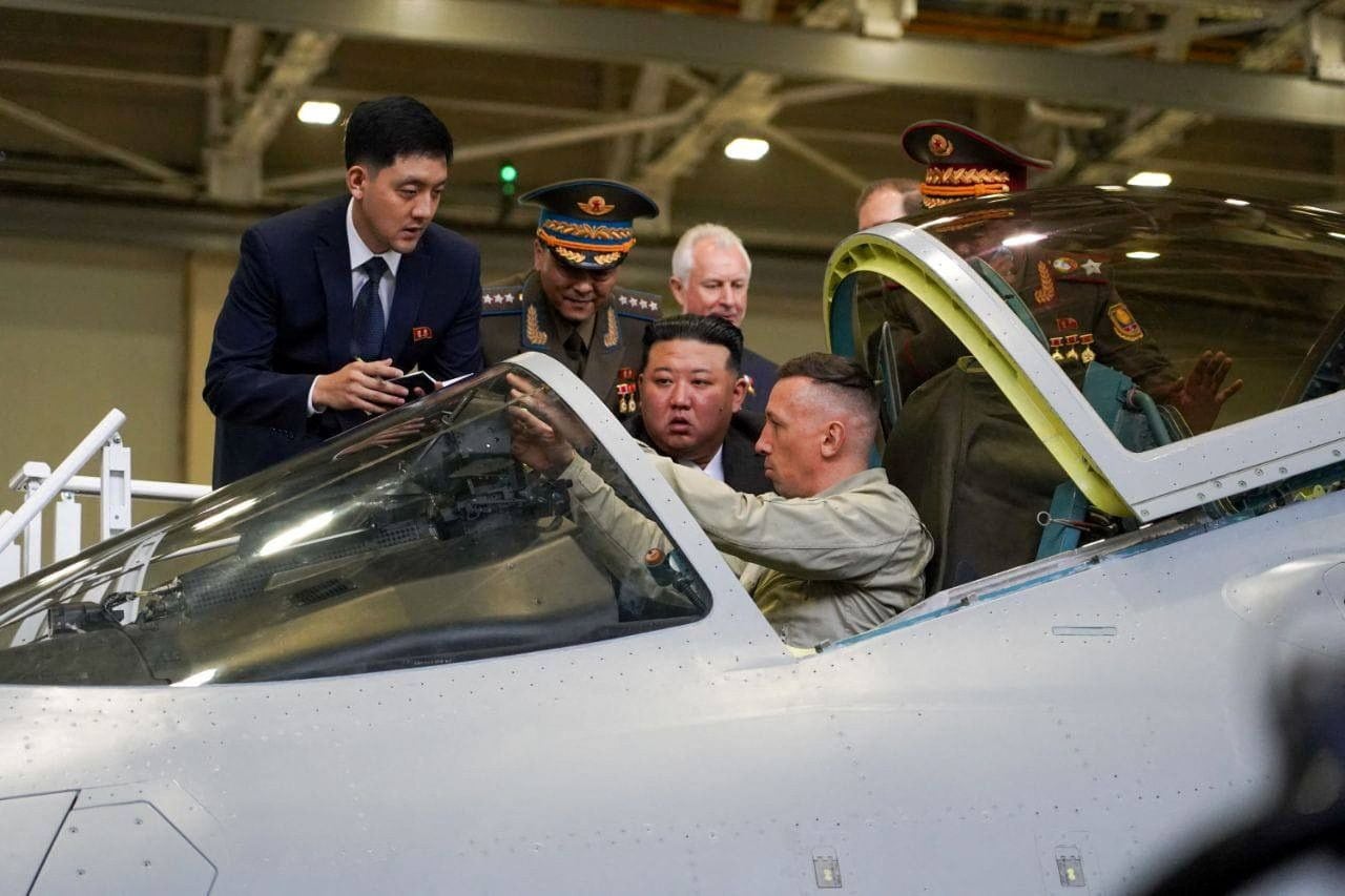 El líder norcoreano Kim Jong Un visita una planta de fabricación de aviones. Mikhail Degtyarev Telegram Channel vía REUTERS