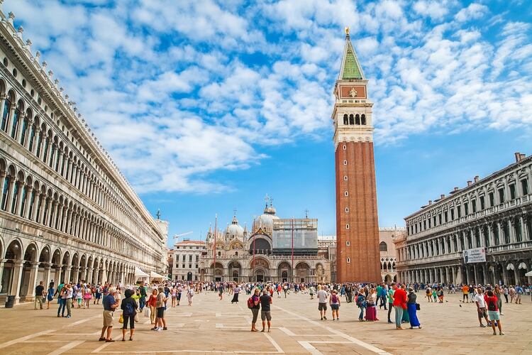 El tercer hito popular en Italia que figura en la lista, la Piazza San Marco en Venecia, es donde los turistas pueden encontrar la Basílica de San Marcos, el Palacio Ducal y el café más antiguo del mundo, Caffe Florian // Fotos: Shutterstock