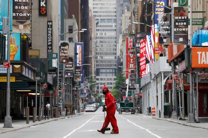 Personal de limpieza en las calles vacías de Broadway, en Nueva York (Reutes)