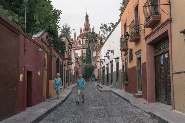 Las estadounidenses Emily y Myles Standish pasean por San Miguel. (Luis Antonio Rojas / Por el Washington Post) 