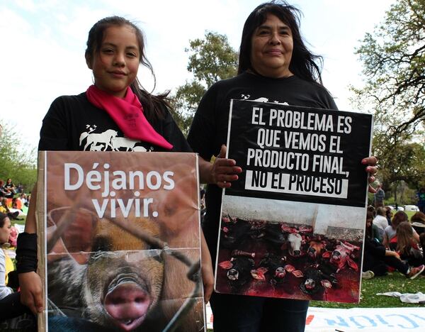 Juntas por una causa: Chula junto a su mamá Claudia muestran los carteles que piden acabar con la explotación animal. Lo hicieron en la Marcha por los derechos de los animales del domingo 23 de septiembre. (Daiana Loffreda)