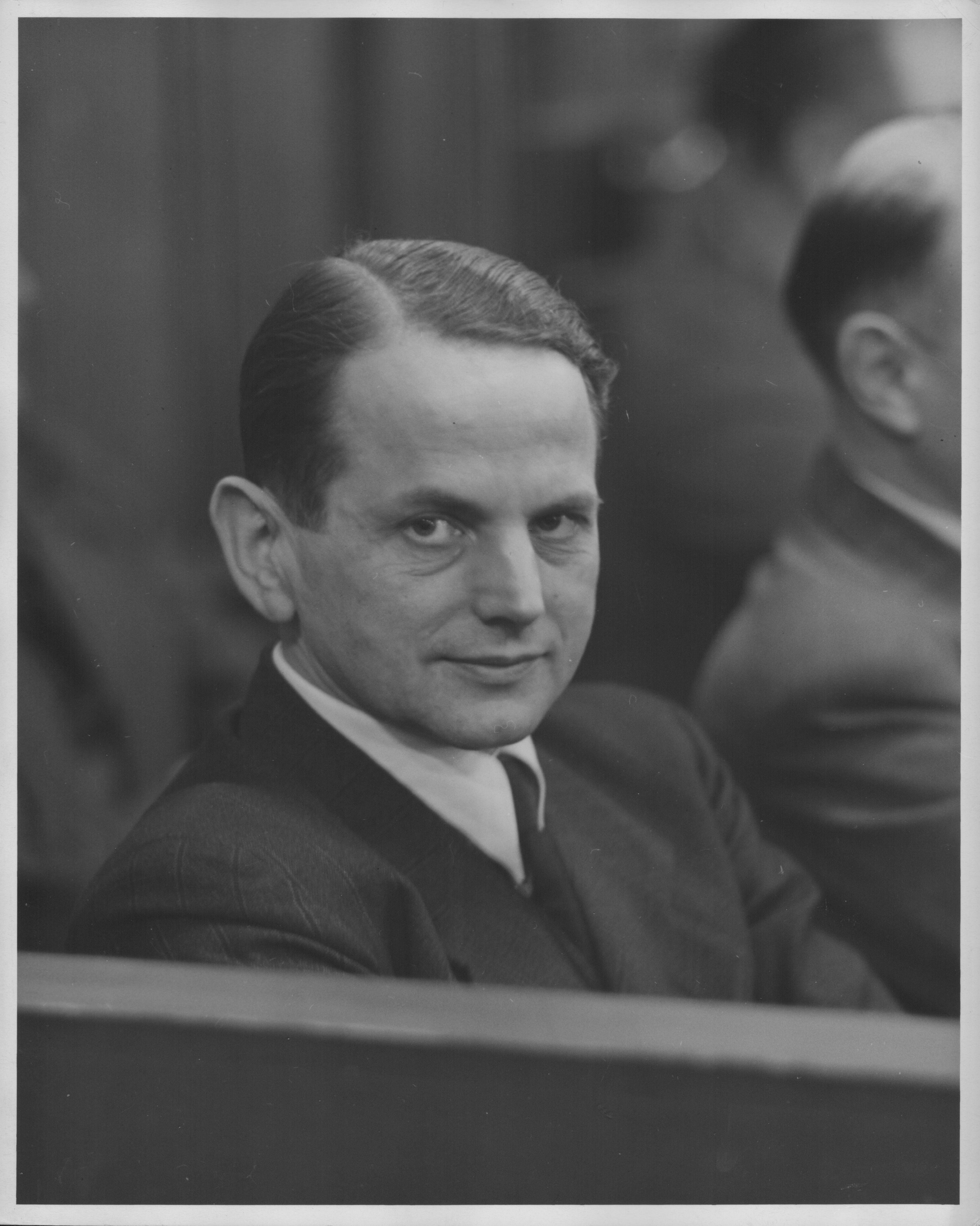 Otto Ohlendorf en el juicio en el que fue condenado a muerte. Nunca se arrepintió de sus crímenes (Photo by Keystone/Hulton Archive/Getty Images)