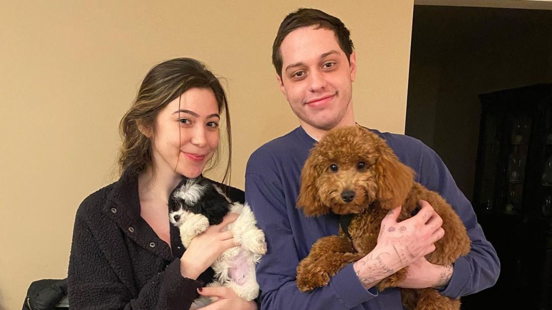 Pete Davidson compartió en mayo que su perro Henry había fallecido, y tras su luto, decidió comprar un nuevo perro. Esto causó la indignación de sus seguidores y de PETA
Foto: Instagram/davesirus