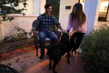 Anklesaria saluda a su esposo, Aryan Jafari, de 30 años, y a su perro cuando llega a casa, después de terminar un turno de 12 horas.