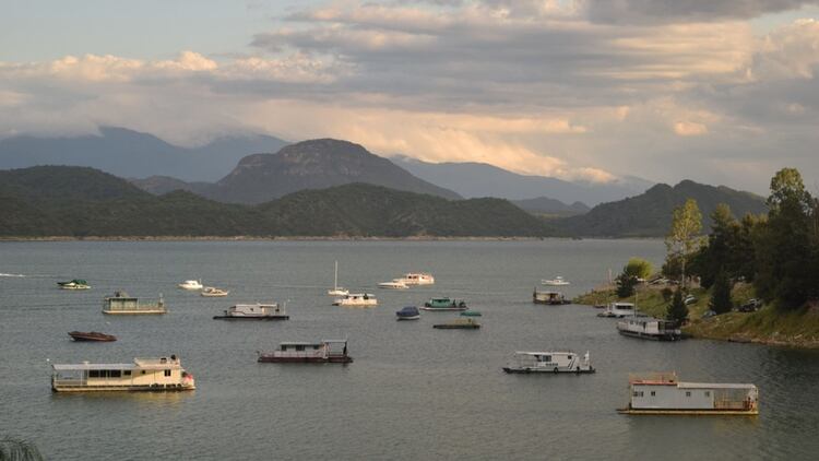 En 2019, según los datos de la Cámara Argentina de la Mediana Empresa (CAME), durante los feriados de Semana Santa, unos 2,1 millones de turistas se movilizaron por el país. Este año, debido a la cuarentena total, el movimiento fue nulo.