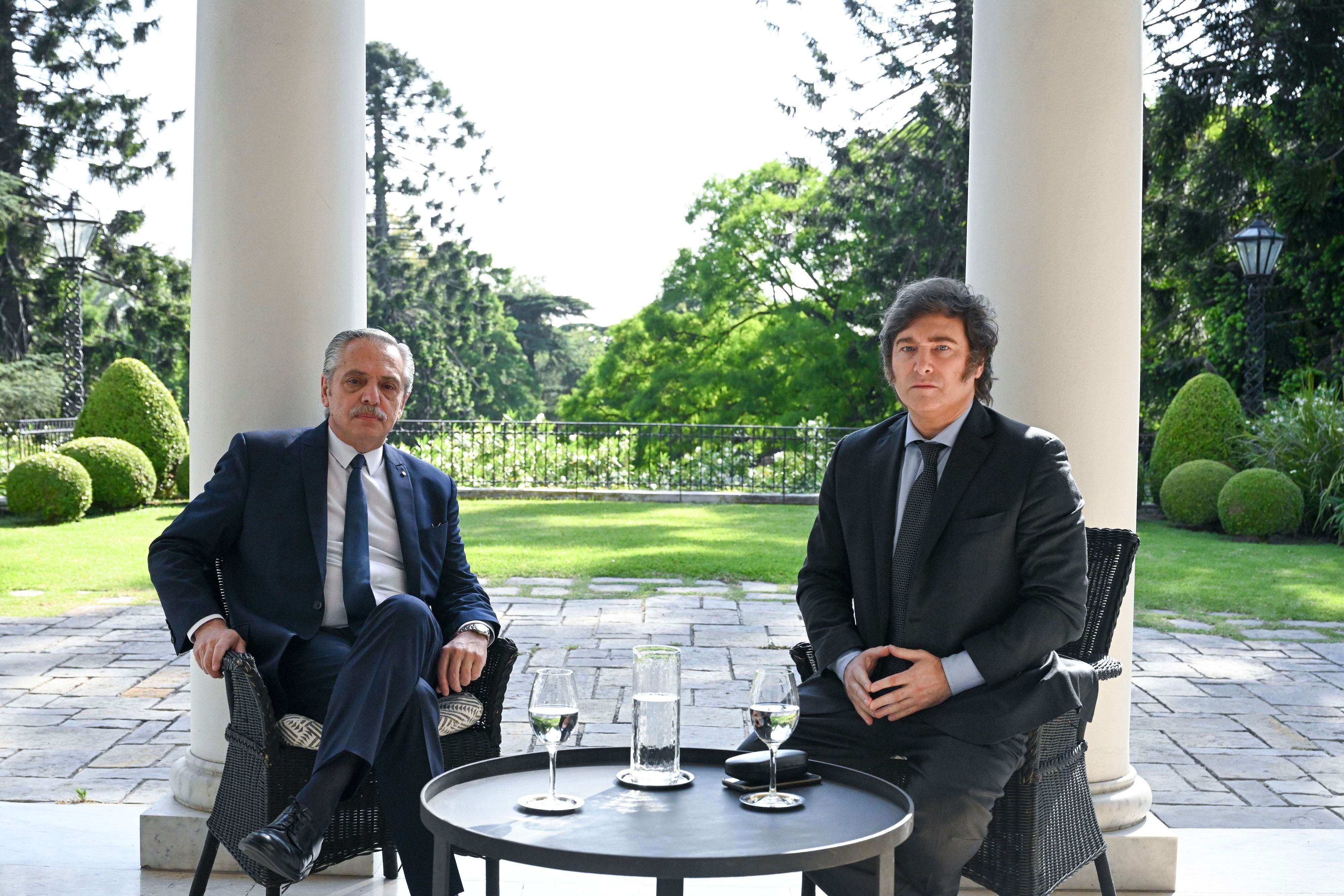 Alberto Fernández, presidente saliente, le entregará los atributos presidenciales a Javier Milei en la ceremonia del próximo domingo 