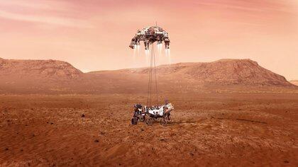 Una grúa con cohetes hace descender al rover hasta la superficie marciana (NASA/JPL)