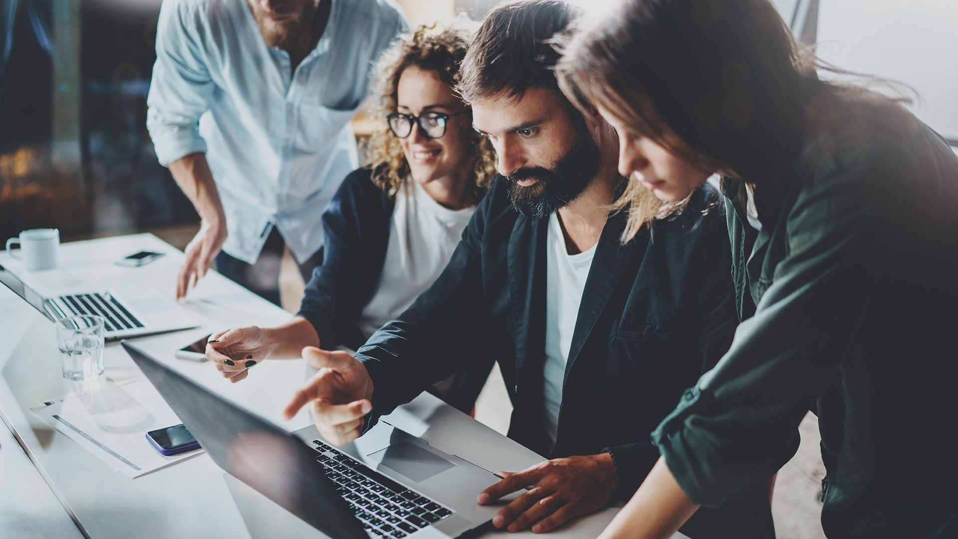 Proponen formar líderes jóvenes dejando que los nuevos trabajadores participen de las reuniones de directorio reales (Shutterstock)