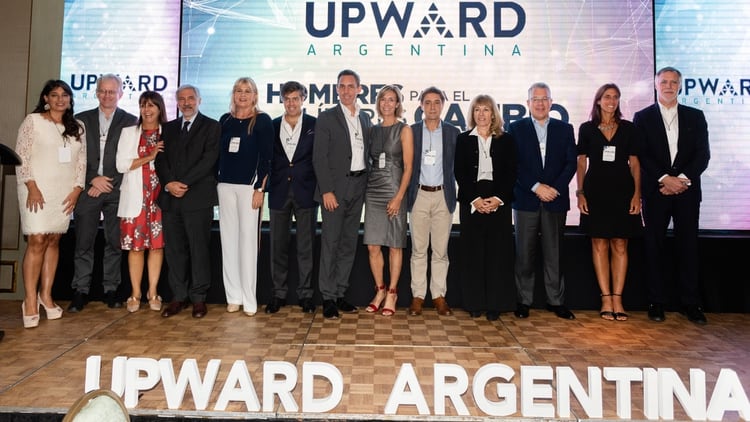 Los firmantes de la nueva edición 2018 de Hombres Líderes para el Cambio junto con los miembros de Upward Argentina