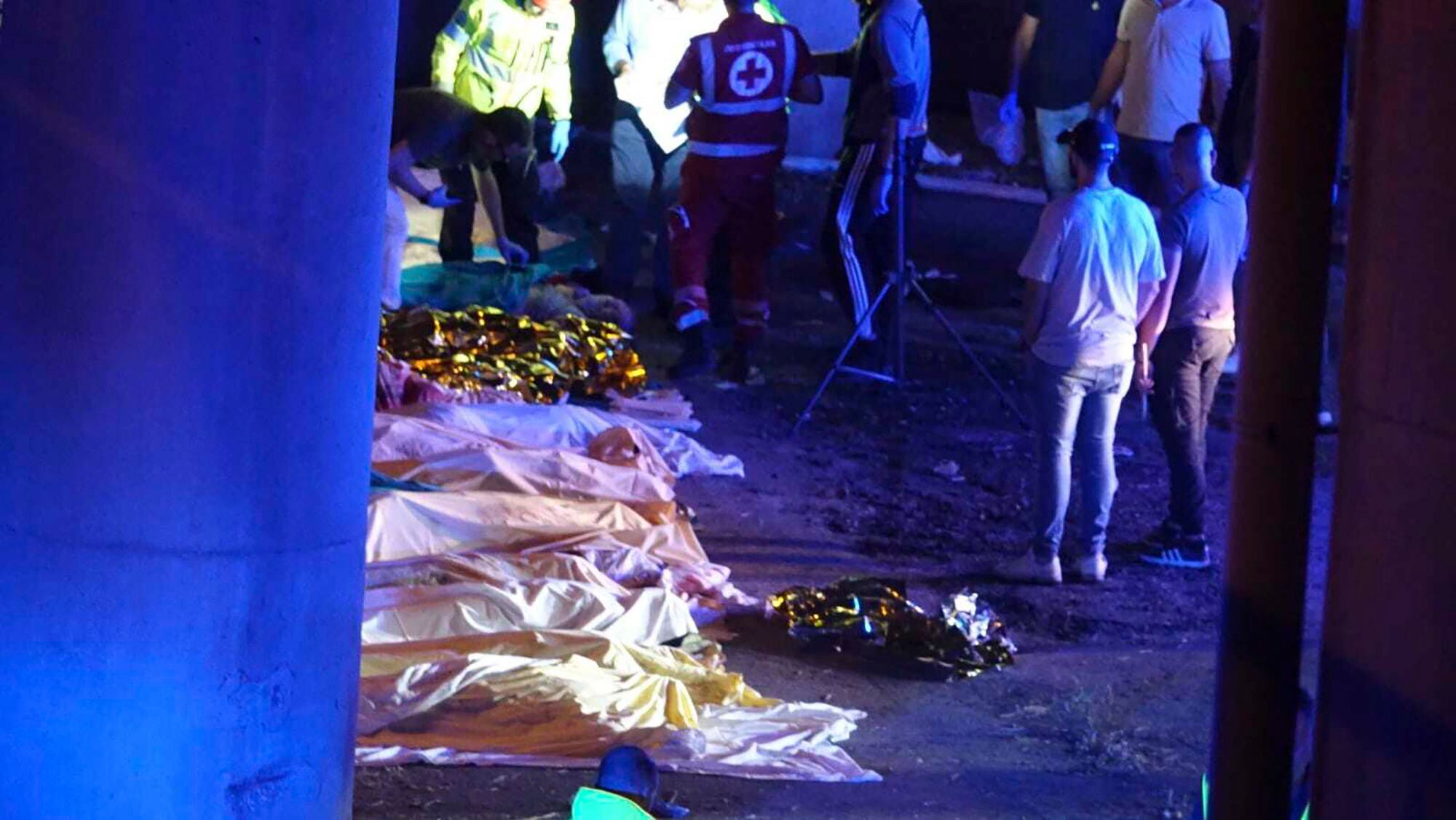 Los trabajadores de emergencias pasaron la noche retirando los cadáveres de los escombros del vehículo (Slow Press/LiveMedia/LaPresse vía AP)
