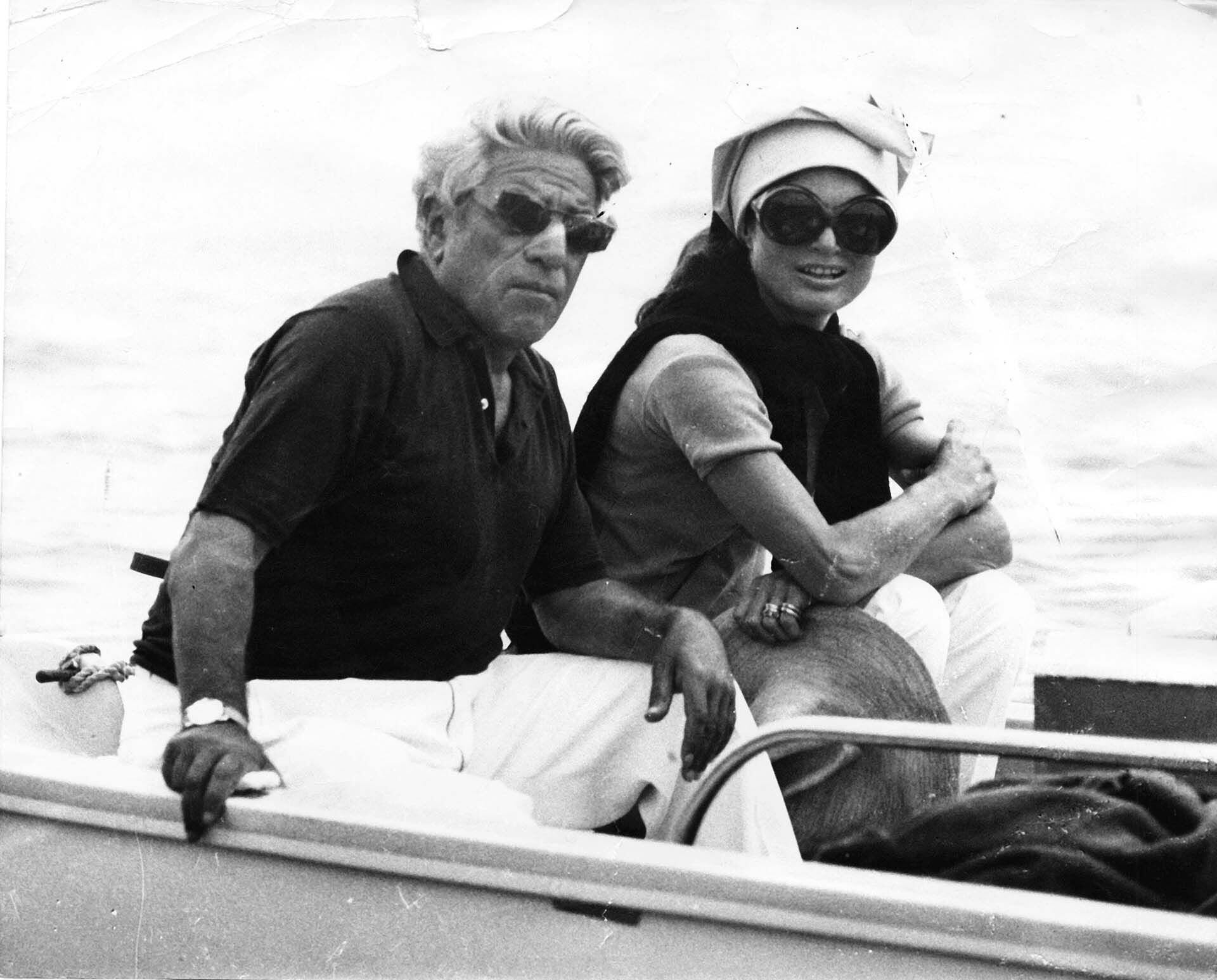 Onassis y Jackie, navegando juntos. Photo by Globe Photos/Shutterstock