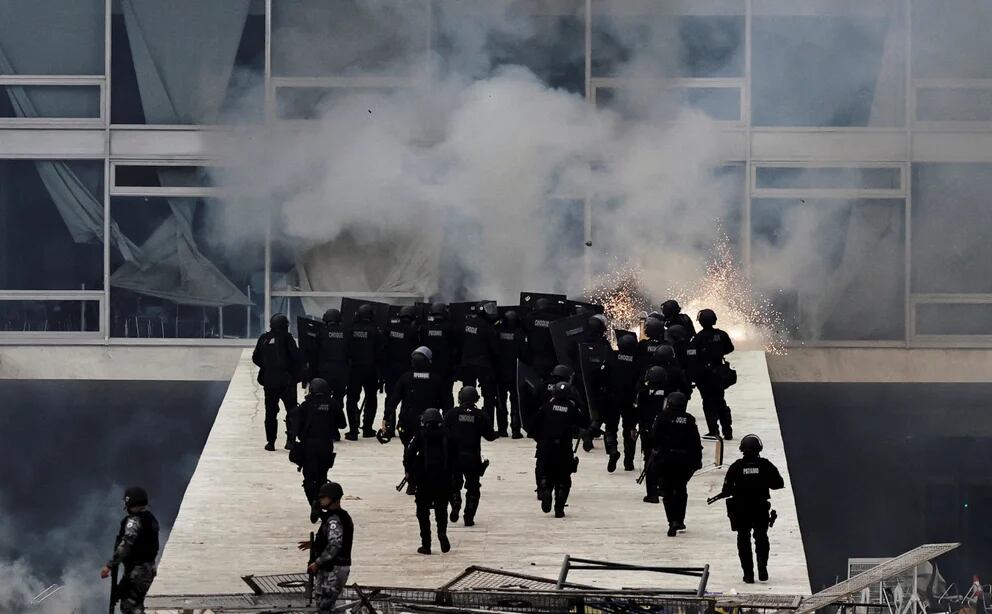 Las fuerzas de seguridad operan mientras los partidarios del expresidente de Brasil, Jair Bolsonaro, se manifiestan cont 
