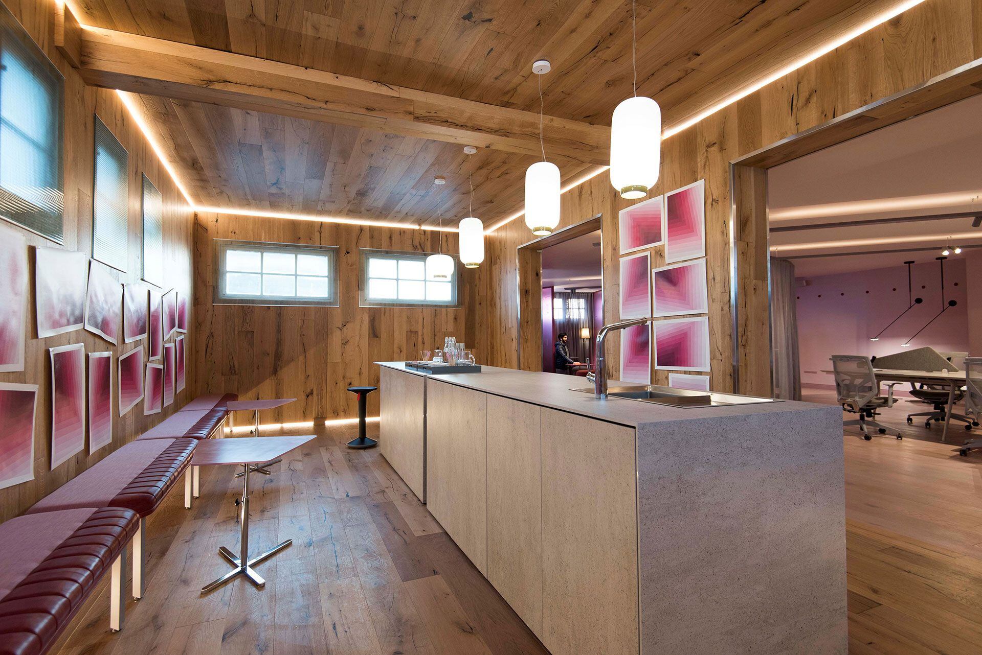 Lo más característico y creativo del espacio de “Coworking” fue el uso del rosa pálido para lograr una tranquilidad visual en contraposición a los colores saturados que suelen predominar en este tipo de espacios