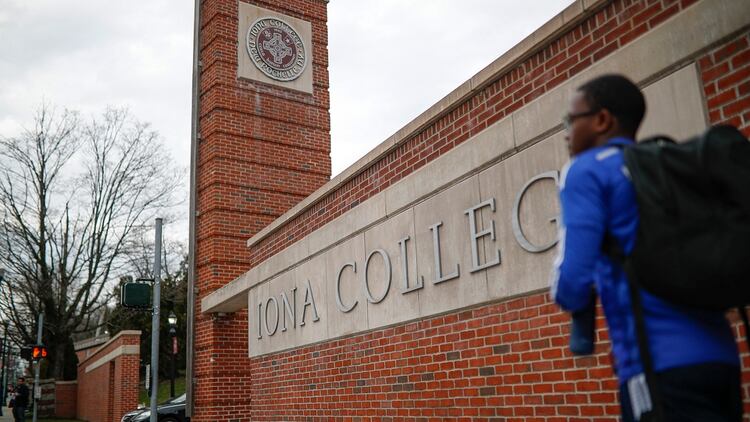 Los peatones pasan el Iona College en Nueva York. Los funcionarios estatales están cerrando escuelas y lugares de culto durante dos semanas en el suburbio de New Rochelle en la ciudad de Nueva York (Foto: AP Photo/John Minchillo)