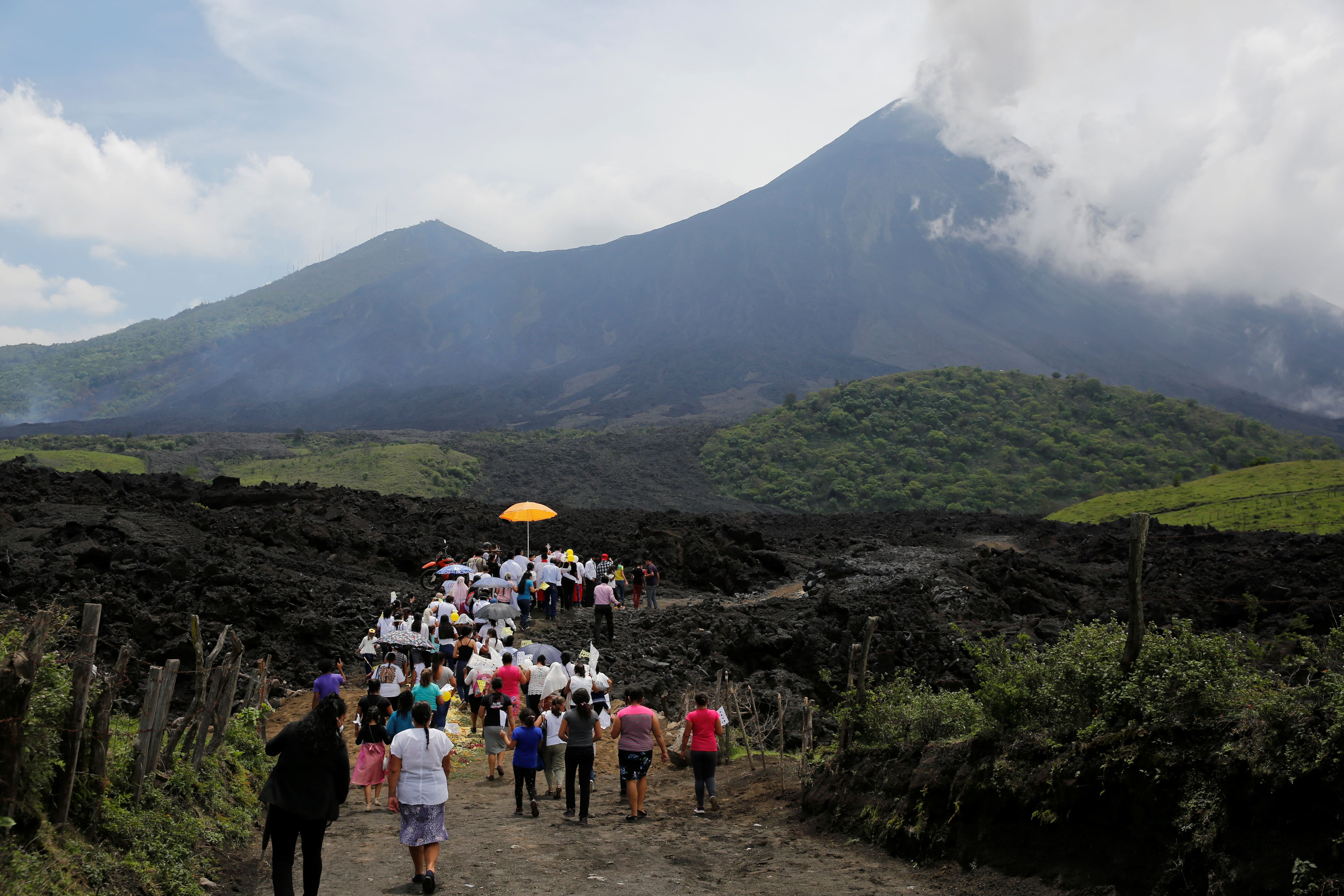 Archivo| Un grupo de oradores llamado 'Cenaculos' participando en una procesión al volcán Pacaya en la región de Escuintla, Guatemala, Mayo, 2021. (REUTERS/Luis Echeverria)