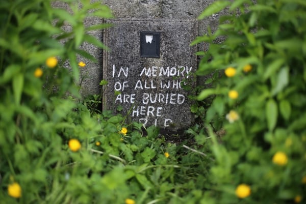 Un mensaje en el sitio donde fueron encontrados los restos de los niños en Tuam, Irlanda (Niall Carson/PA Images via Getty Images)