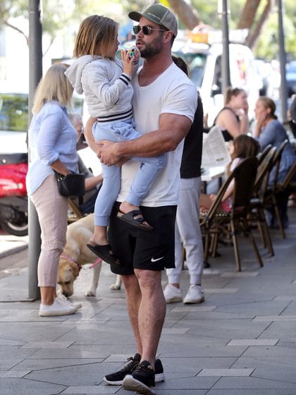 Chris Hemsworth fue a pasear con su hija por las calles de Sídney, Australia. Cargó a la pequeña en brazos luego de haber tomado un café en una tienda del centro