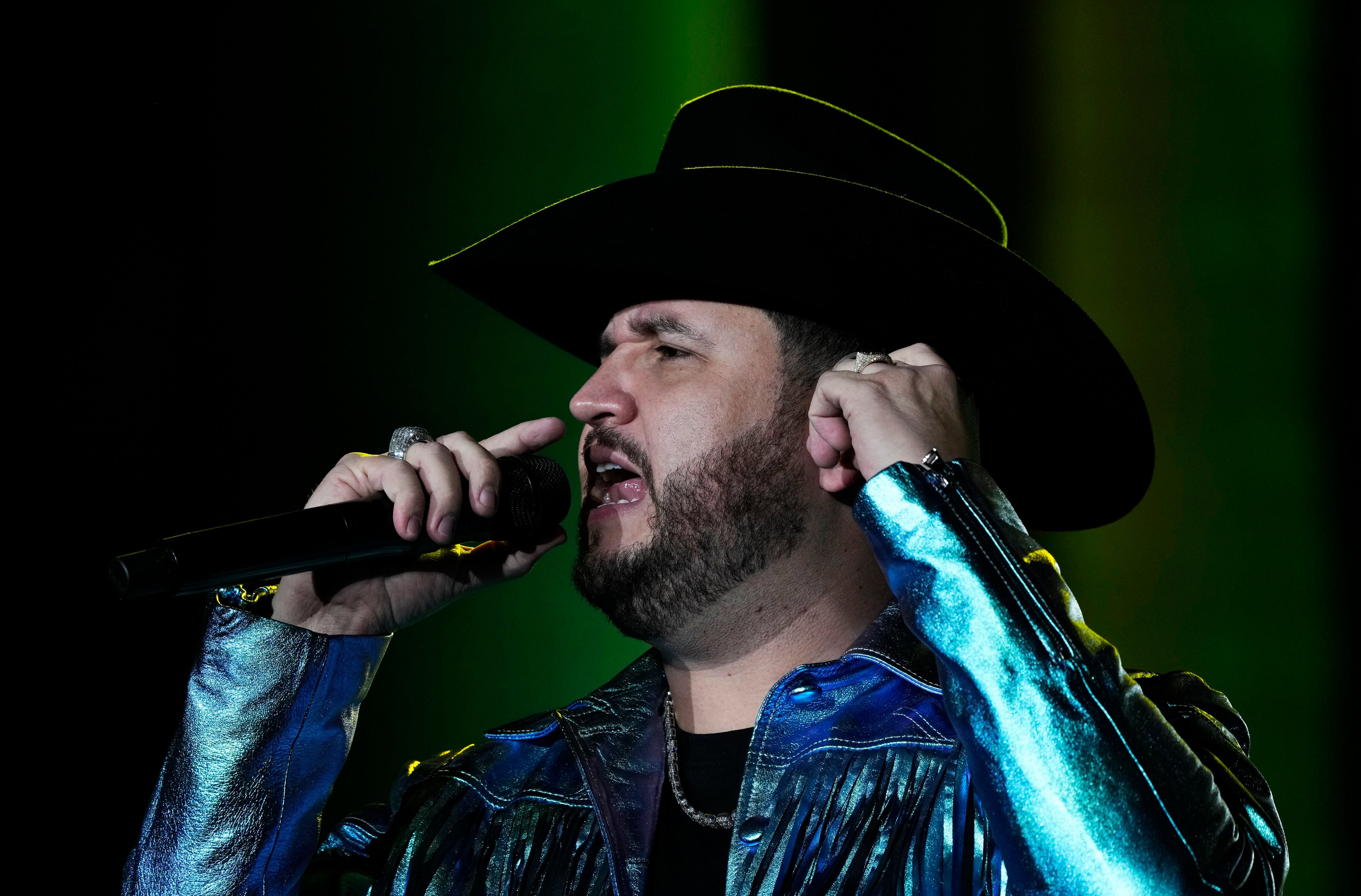 El cantante mexicano Edén Muñoz durante su concierto en el segundo día del festival Arre en la Ciudad de México el 10 de septiembre de 2023. (Foto AP/Fernando Llano)