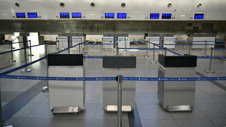 El Aeropuerto Internacional de Ezeiza, cerrado (Gustavo Gavotti)
