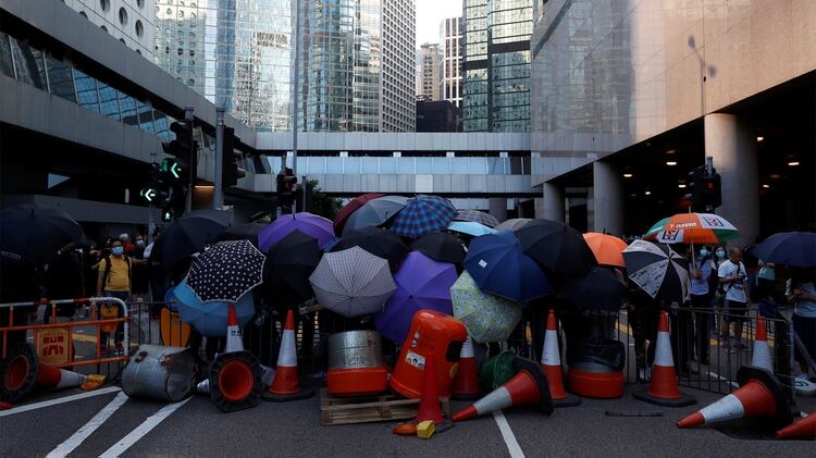 Manifestantes antigubernamentales bloquean una calle en el centro de Hong Kong (REUTERS/Jorge Silva)