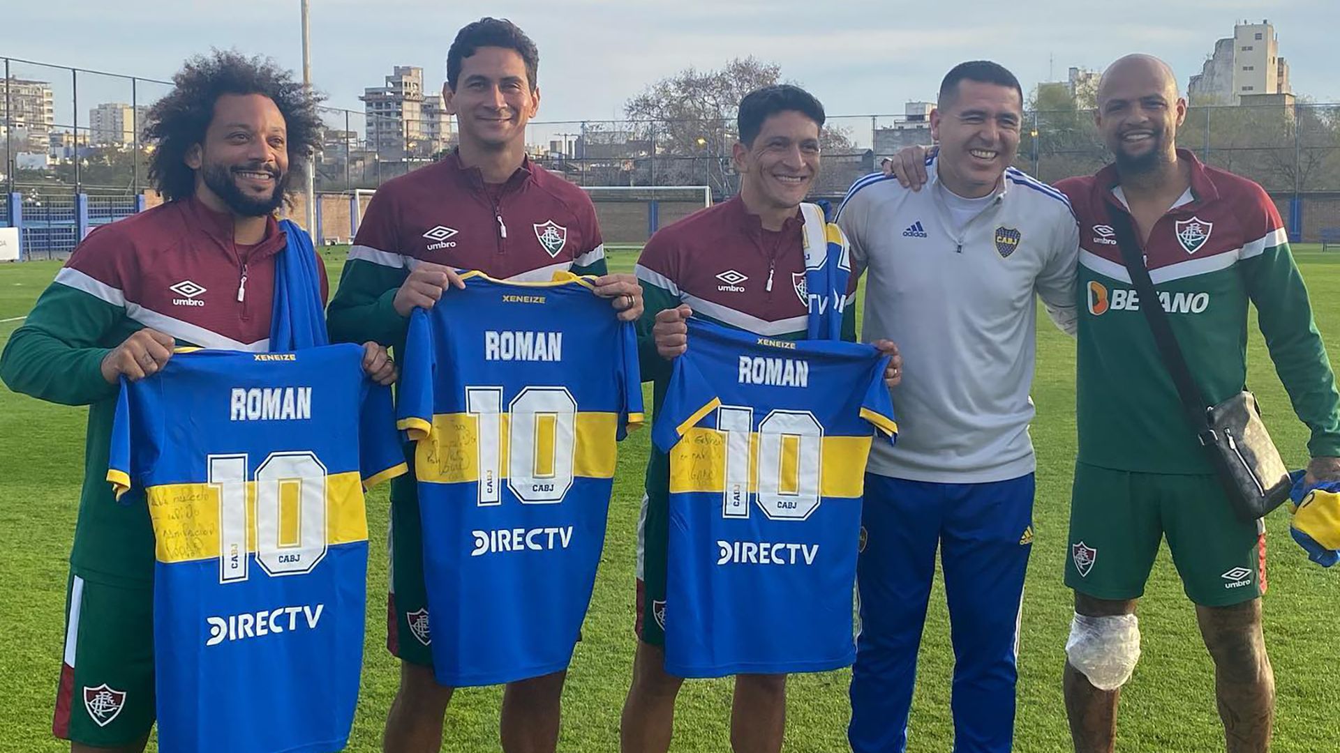 Marcelo, Cano, Ganso y Felipe Melo, con Riquelme y los regalos