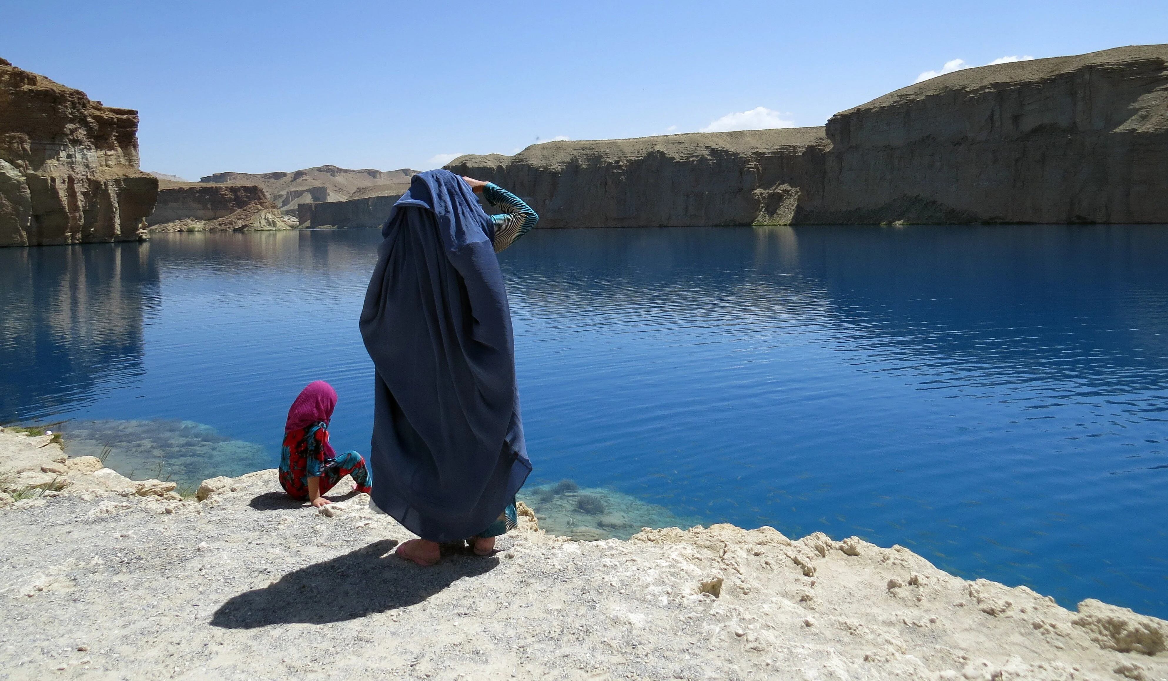 El régimen talibán prohibió la entrada de las mujeres al gran parque nacional de Band-e Amir