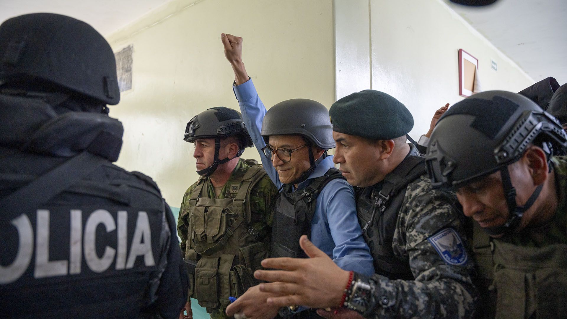 Zurita saludó y levantó el puño mientras policías fuertemente armados lo rodeaban. (AP Foto/Carlos Noriega)