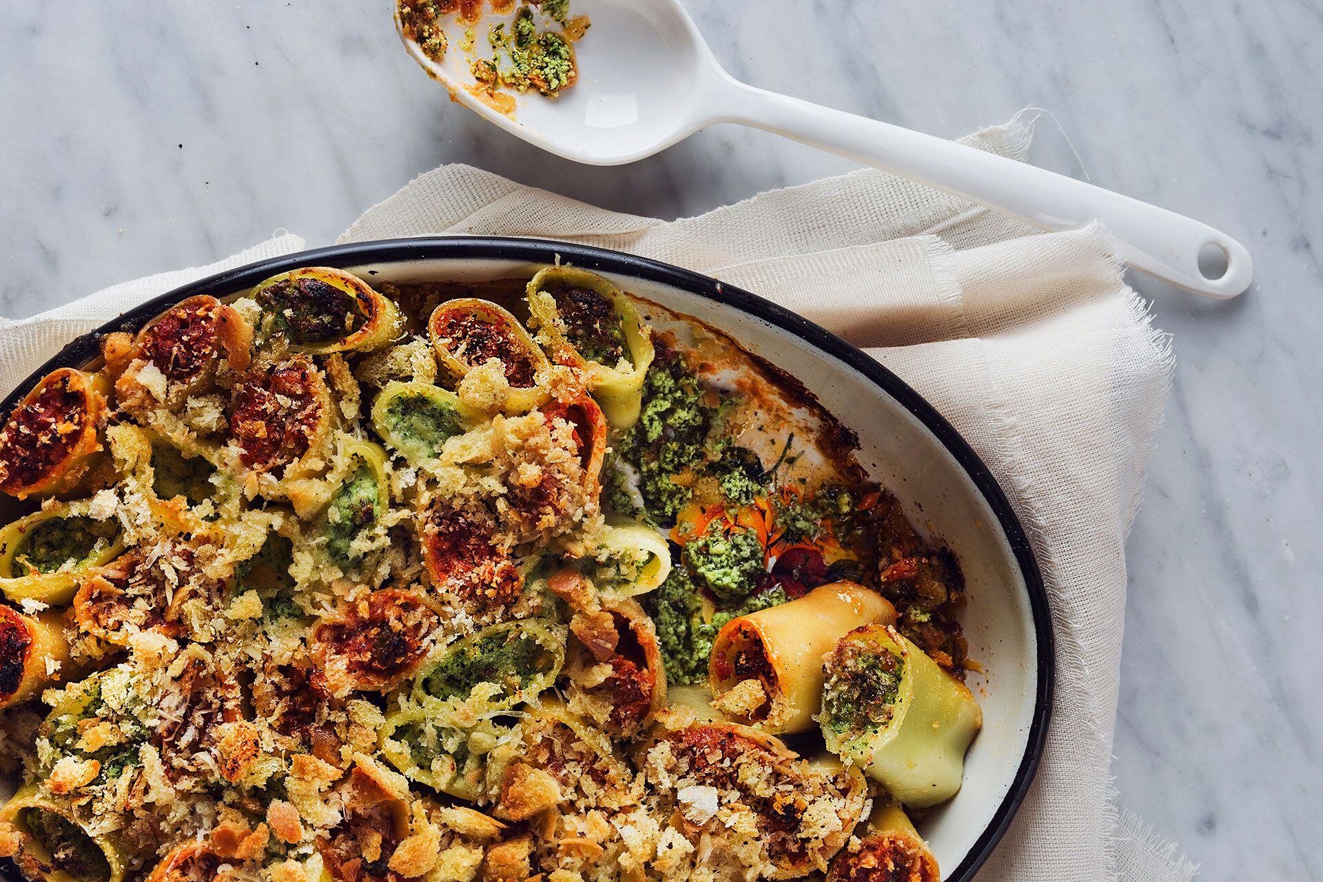Paccheri es un tipo de pasta en forma de tubo muy grande, originario de Campania