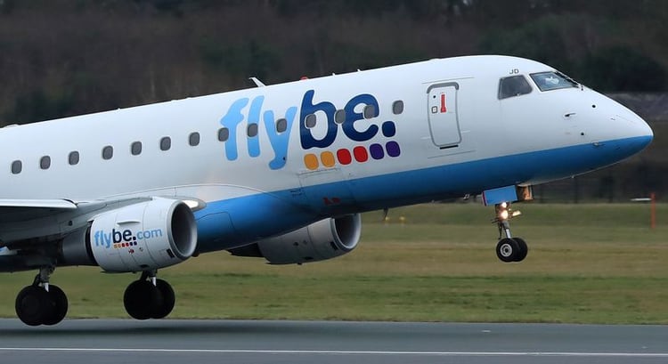 Foto de archivo de un avión de Flybe despegando del aeropuerto de Manchester. Ene 13 2020. REUTERS/Phil Noble