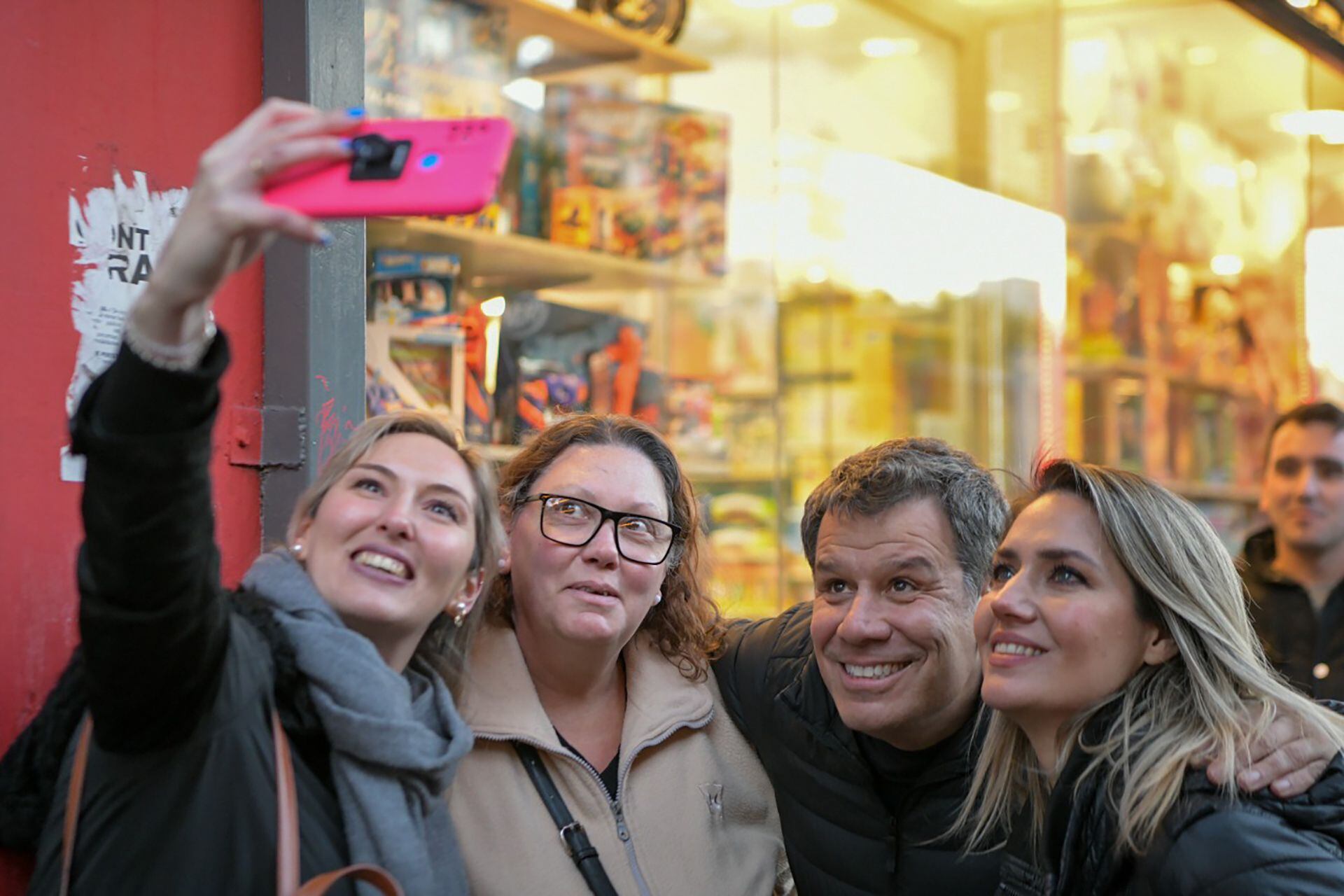 Facundo Manes recorrió La Matanza con Carolina Losada y envió un mensaje a  la interna de la UCR para el 2023 | SONIDO UNO 90.7