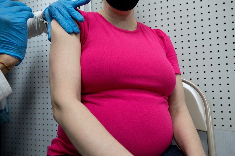 Estudios recientes encontraron que las embarazadas con COVID positivo tienen el doble de probabilidades de parto prematuro que aquellas que no contrajeron el virus (REUTERS)