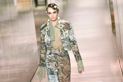 Cara Delevigne en pasarela con un conjunto de dos piezas estampado (AFP) 