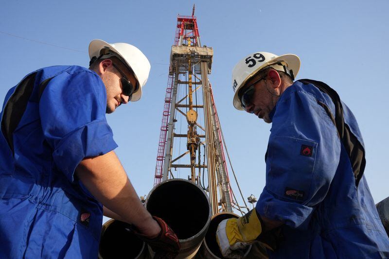 Las provincias con actividad petrolera tienden a tener salarios promedios más altos y ajustes por encima de la media (Reuters)