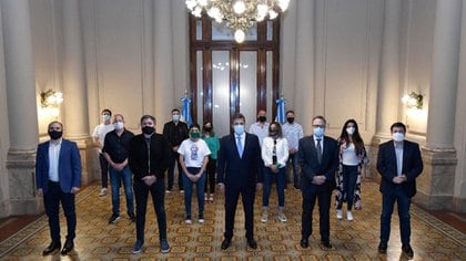 Tres ministros y varias funcionarias e intendentes flanquearon a Máximo Kirchner y a Sergio Massa antes de la votación de la ley