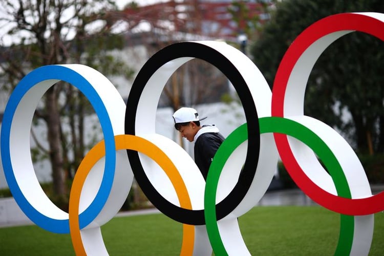 Un hombre fotografiado a través de los anillos olímpicos frente al Museo Olímpico de Japón en Tokio, Japón, el 8 de marzo de 2020. REUTERS/Edgard Garrido
