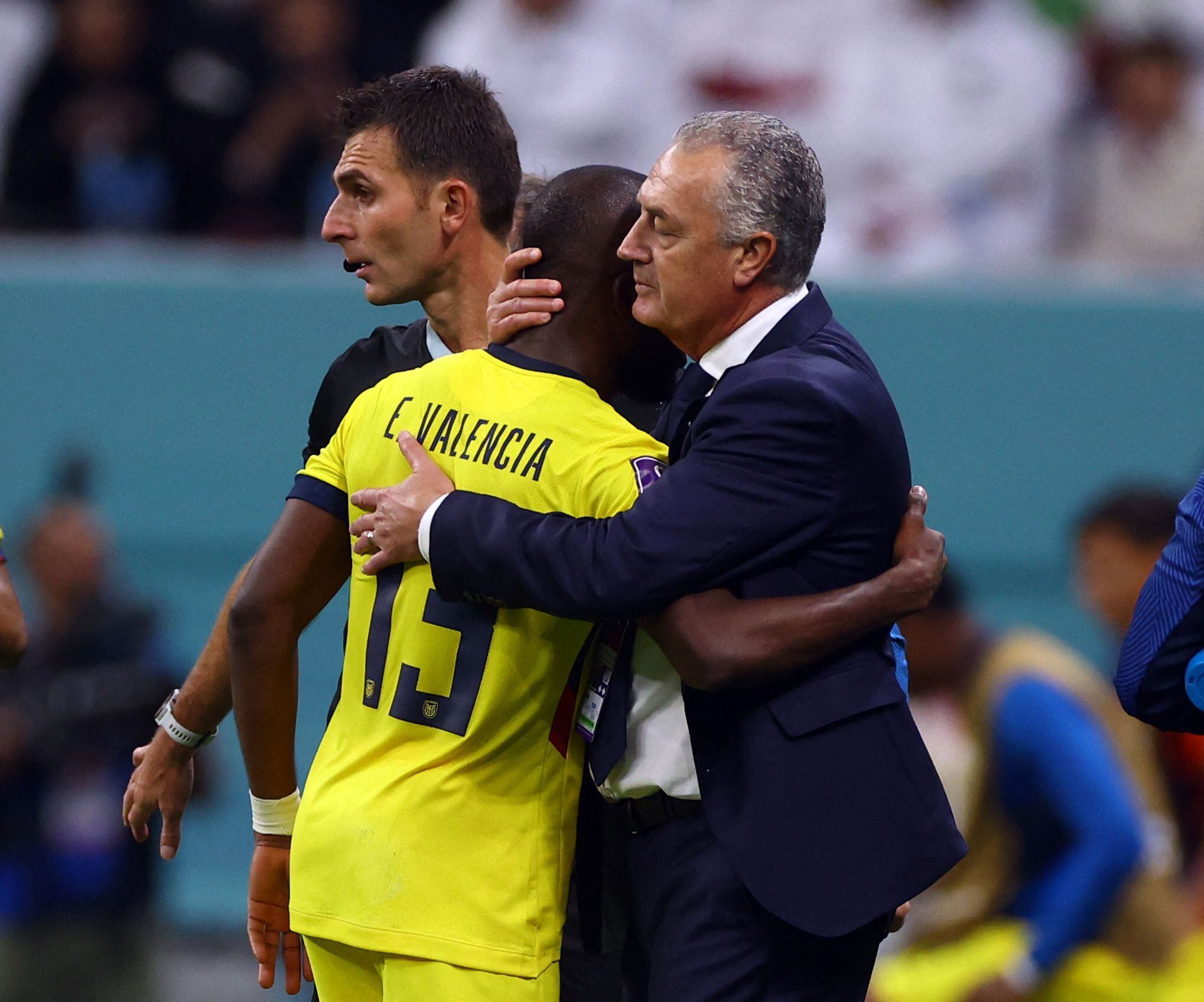 Gustavo Alfaro y Enner Valencia, entrenador y capitán de Ecuador, fueron los únicos que tomaron la palabra en un vestuario golpeado por la eliminación en el Mundial Qatar 2022 (REUTERS/Kai Pfaffenbach)