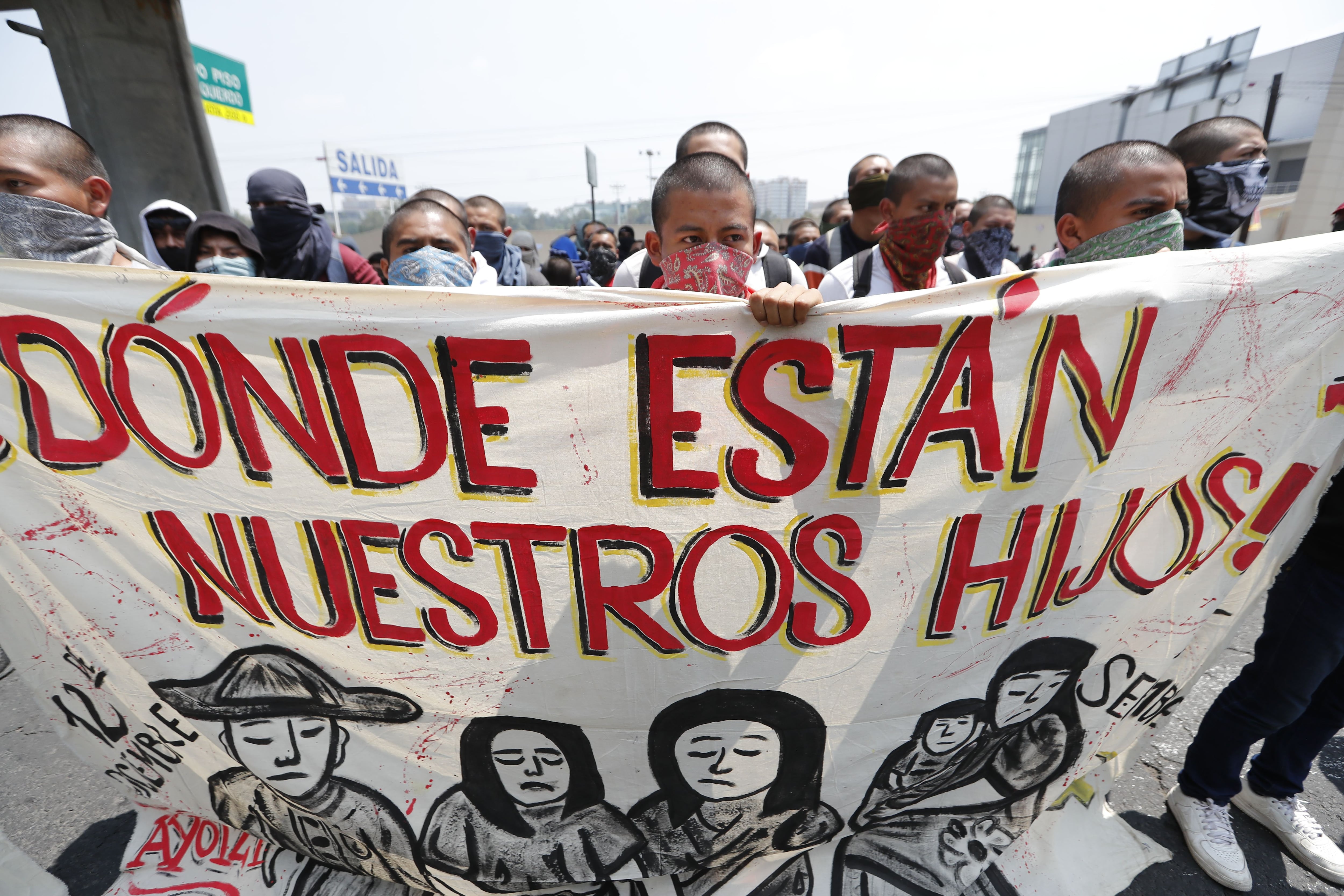 Estudiantes protestan por la desaparición de los 43 jóvenes normalistas de Ayotzinapa en el Campo Militar 1, el 21 de septiembre de 2023, en la Ciudad de México (México). EFE/Mario Guzmán

