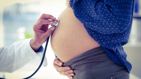 Todavía se desconoce el efecto del cannabis en el embarazo, pero los estudios parciales hablan de resultados potencialmente muy negativos, desde abortos hasta niños hiperactivos. (Shutterstock)