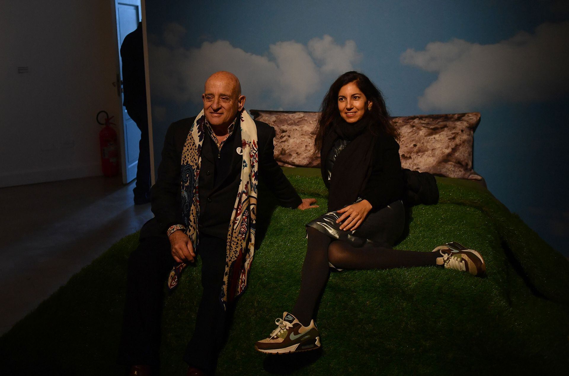 Anibal Jozami y la artista Glenda León, en su obra "Habitat" (Foto: Maximiliano Luna)