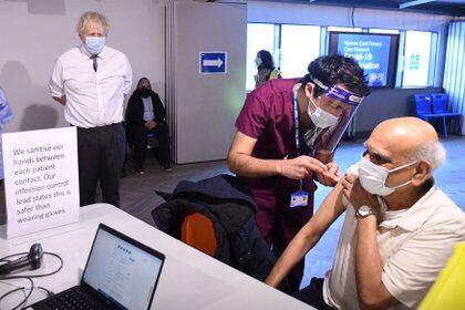 Johnson visita un centro de vacunación en Londres (Reuters)