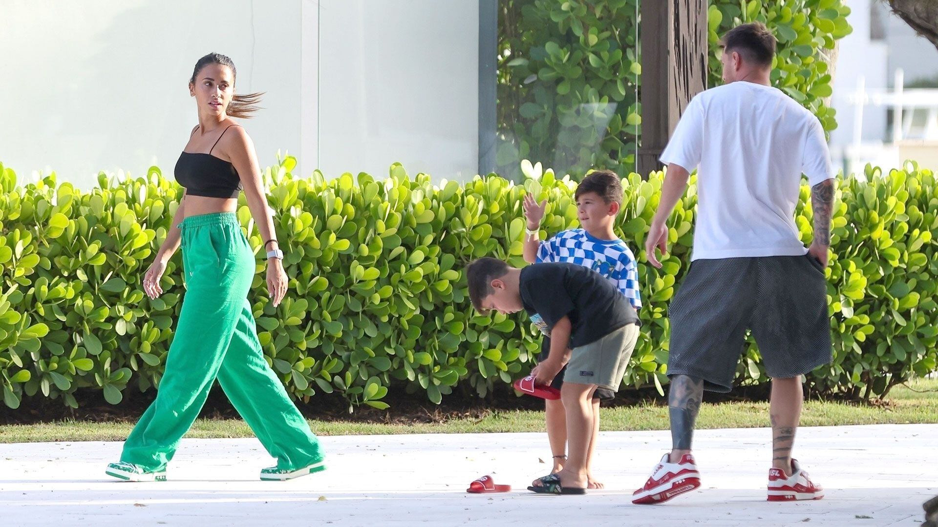 La familia Messi recorriendo una casa en Boca Ratón (The Grosby Group)