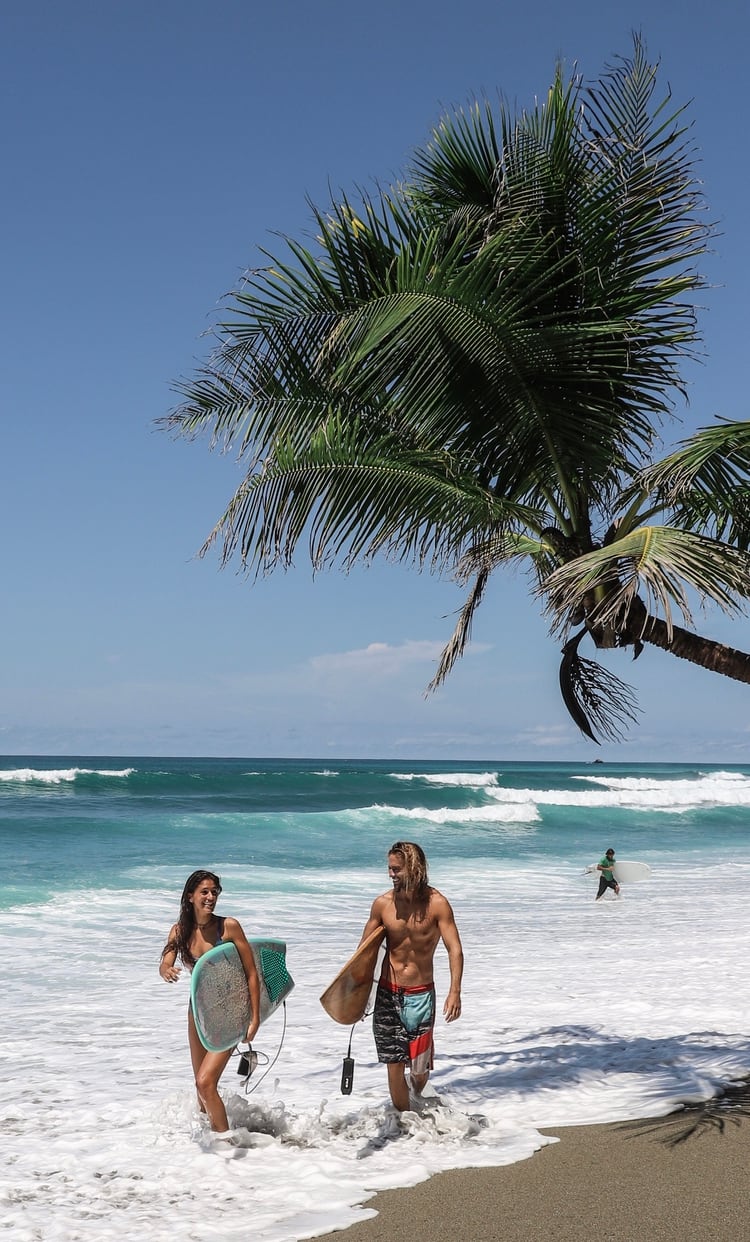 Descubrieron el surf en Australia y lo practican en Costa Rica. 