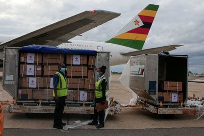 Vacunas de china arriban a Zimbabwe (Reuters)
