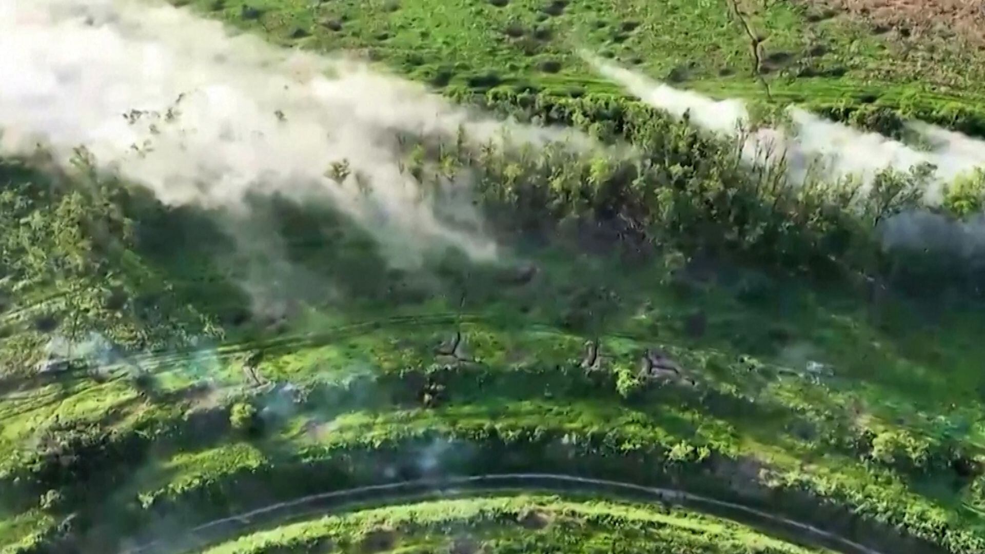 Soldados ucranianos despejan con fusiles de asalto las trincheras rusas cerca de Bakhmut