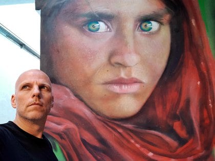 Una selfie de Jonas Papier con el retrato de Sharbat Gula, la niña afgana de ojos verdes y símbolo de los refugiados que fue tapa de la National Geographic