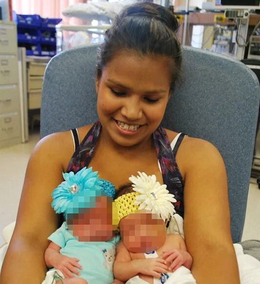 Una foto de Christina con sus mellizos recién nacidos (Facebook)