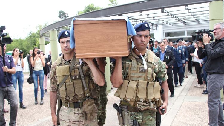Los soldados del GOE llevan el féretro hasta el crematorio (Thomas Khazki)