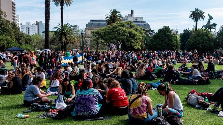 La Plaza San Martín, en La Plata, durante el Encuentro Nacional de Mujeres 