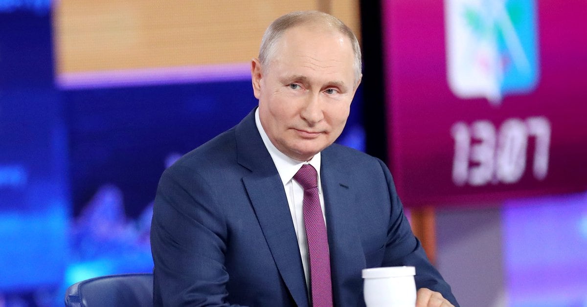 Vladimir Putin reveals he was vaccinated with the Sputnik V vaccine